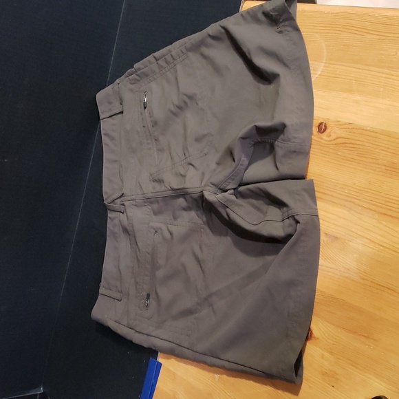 Mountain Equipment Co-op Shorts. Green. Size 10. - Picture 3 of 10